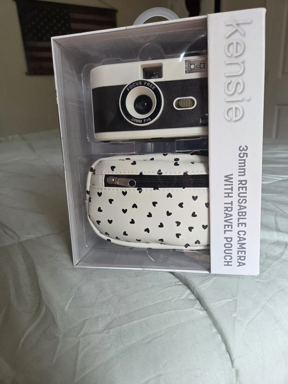 Kensie White & Black 35mm Reusable Film Camera with Heart Pouch
